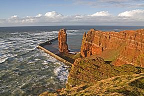 Das Wahrzeichen: Die "Lange Anna", ein Buntsandstein-Felsen im Norden der Insel.